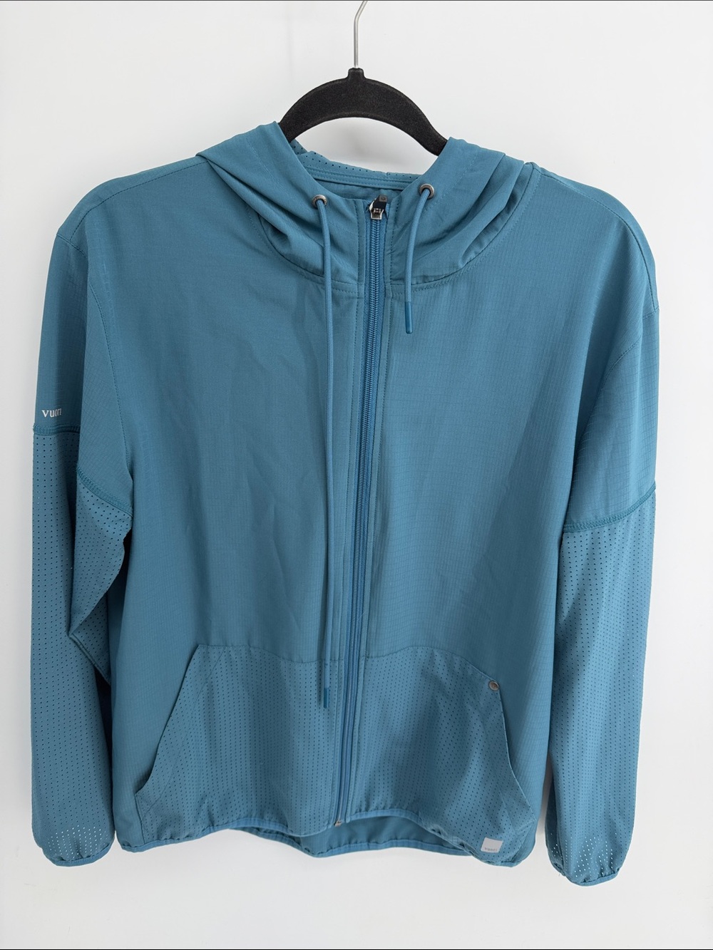Vuori Stonesteps light weight hooded rain resistant full zip windbreaker jacket